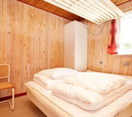 Four-bedroom Holiday In 2 Semesterbostad *